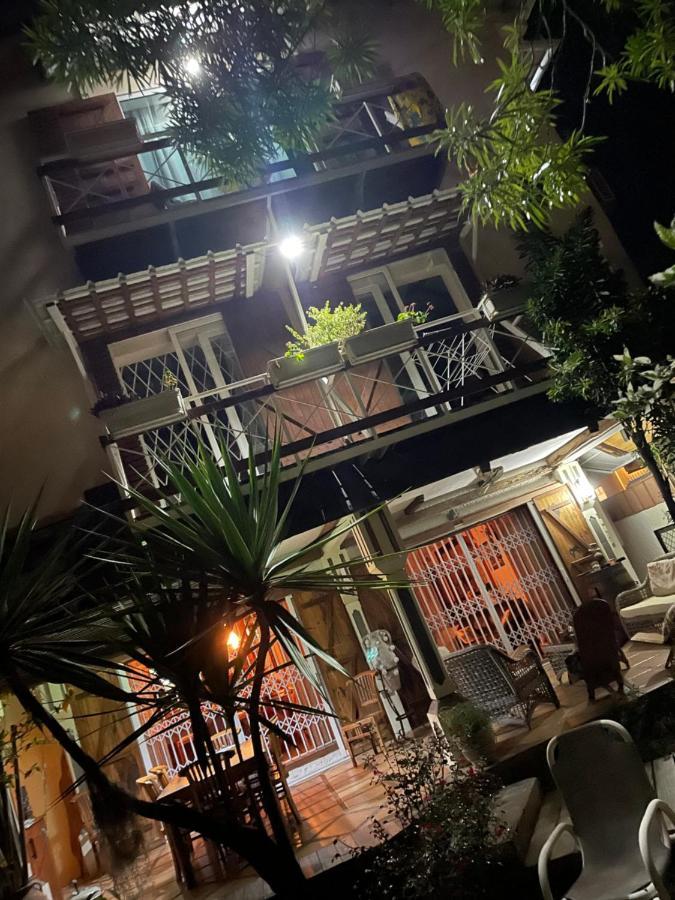 ホテル Chez Henri Pointe d'Esny エクステリア 写真